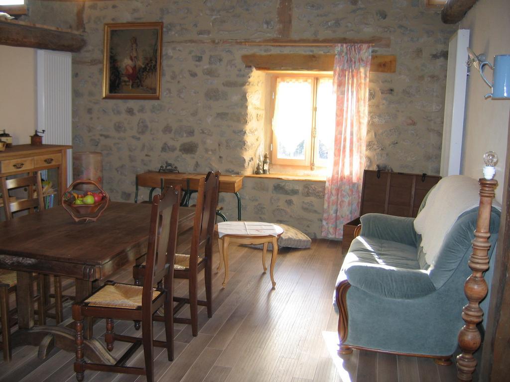 La Ferme Des Genets Bed and Breakfast Medeyrolles Zewnętrze zdjęcie